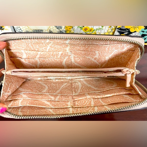 Vera Bradley Leather Zip Around Wallet Light Pink in nice preowned condition - Picture 6 of 13